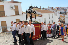 lora celebra la festividad del Corpus Christi